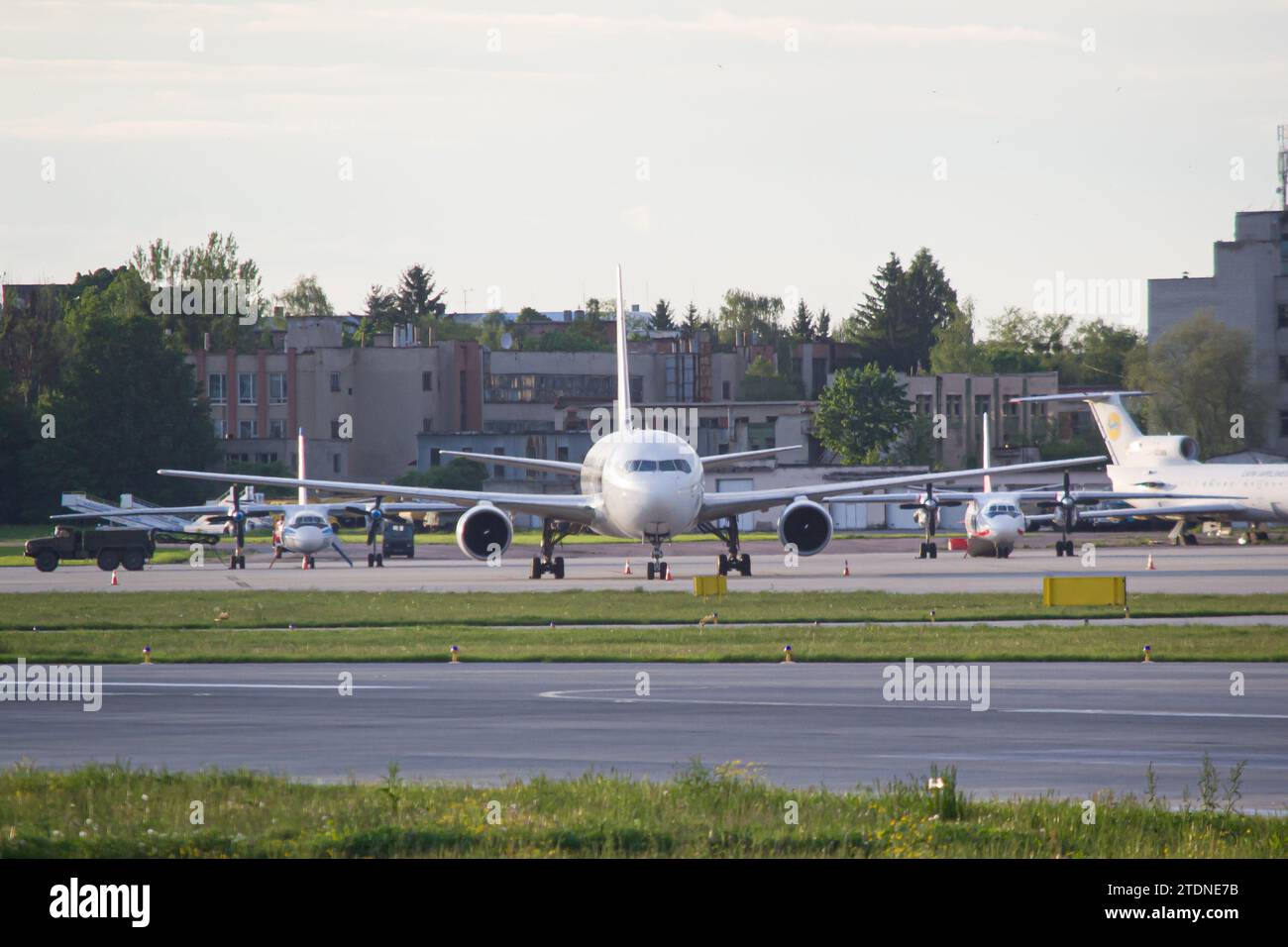Die Boeing 767-300 der Vereinten Nationen und zwei weitere ukrainische Flugzeuge parkten in Lemberg Stockfoto