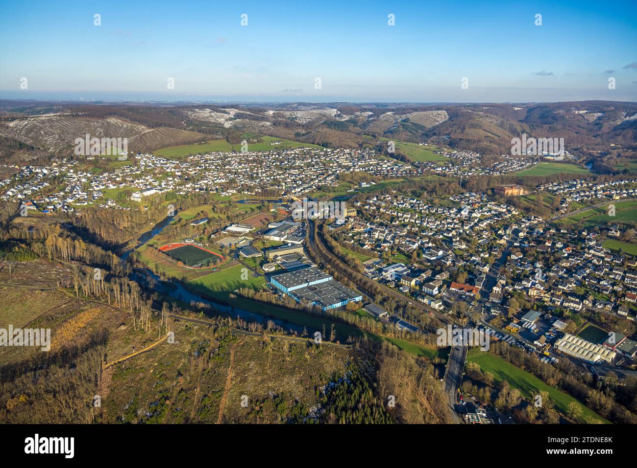 Luftaufnahme, Ortsansicht Oeventrop mit Sportplatz TuS Oeventrop am Industriegebiet Widayweg, Waldgebiet mit Waldschäden, Baustelle W Stockfoto