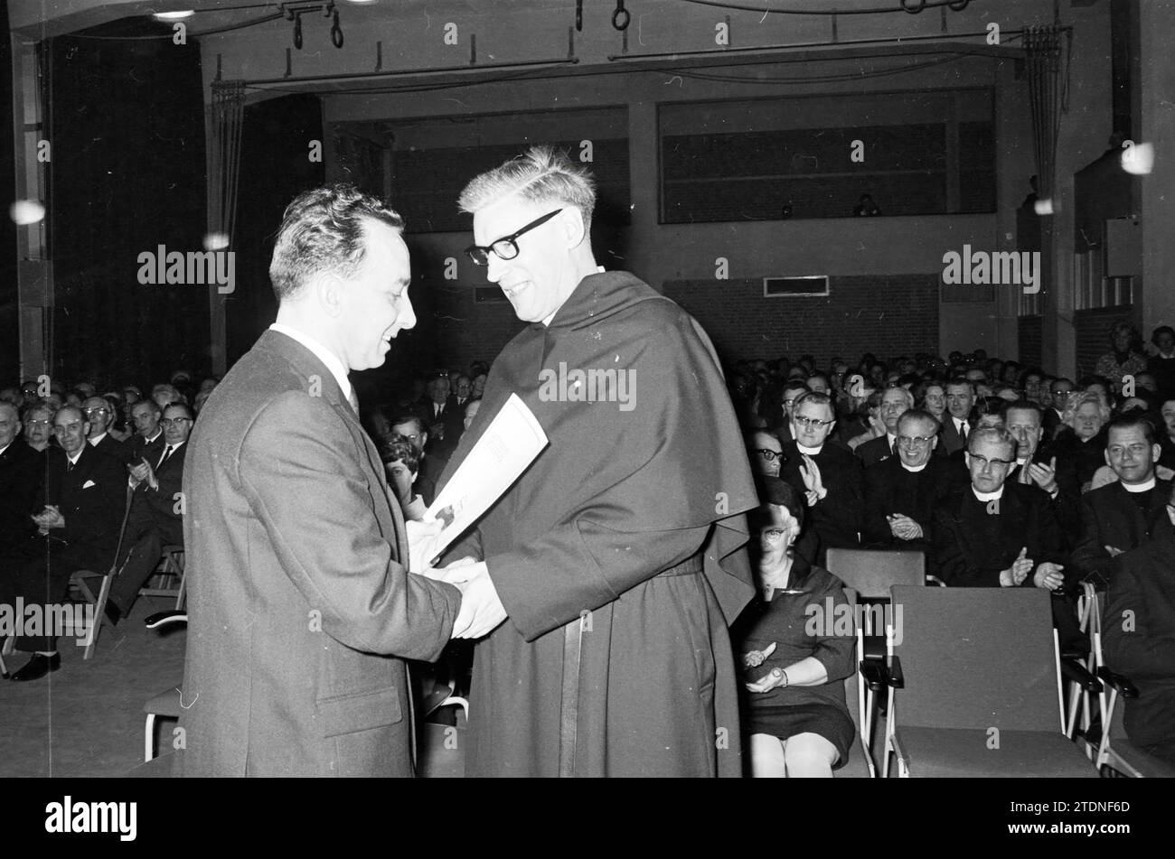 Treffen katholischer Geistlicher in einem Gymnasium mit Präsentation eines Dokuments, Whizgle News aus der Vergangenheit, zugeschnitten auf die Zukunft. Erkunden Sie historische Geschichten, das Image der niederländischen Agentur aus einer modernen Perspektive, die die Lücke zwischen den Ereignissen von gestern und den Erkenntnissen von morgen überbrückt. Eine zeitlose Reise, die die Geschichten prägt, die unsere Zukunft prägen Stockfoto