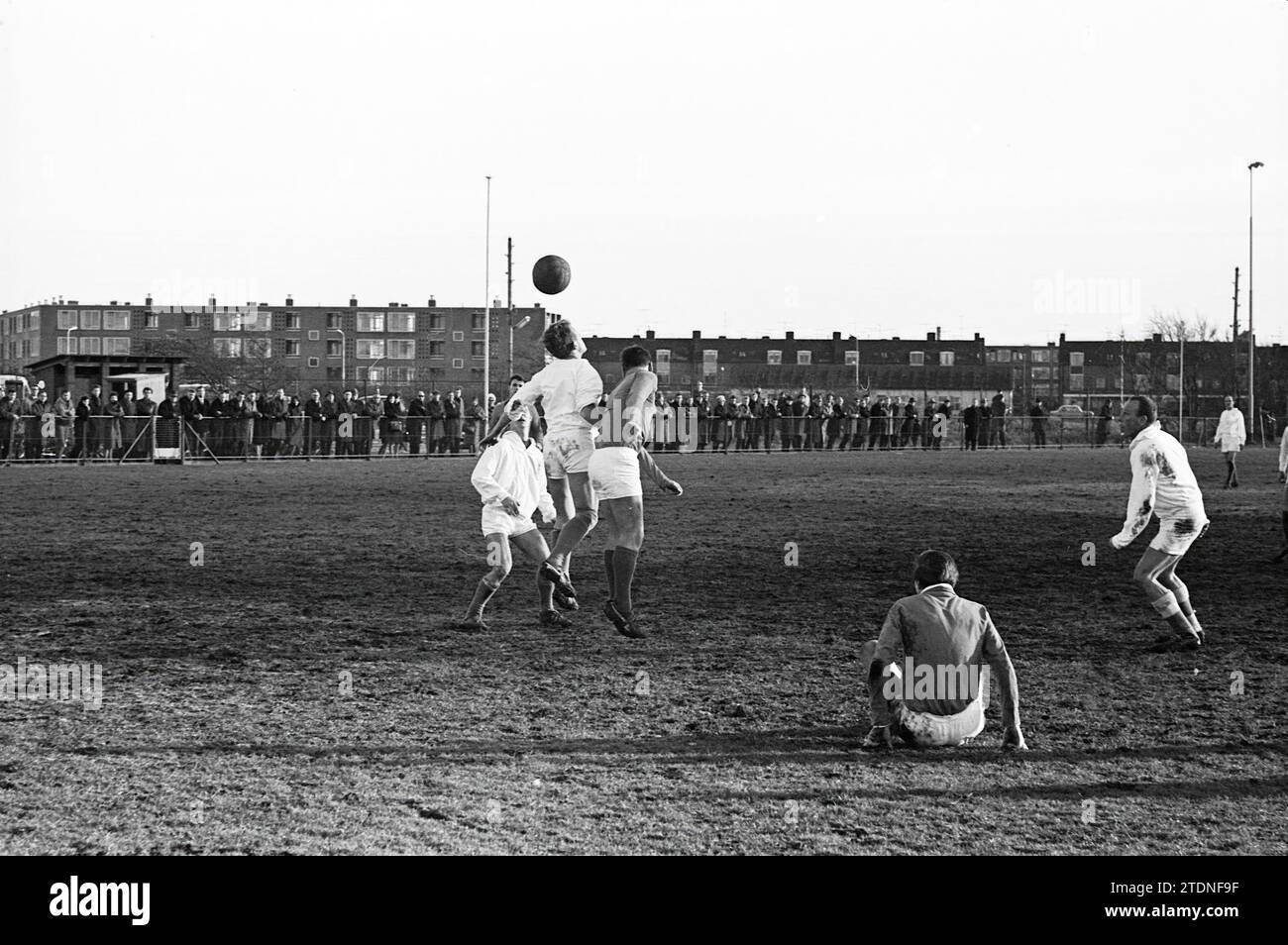 E.H.S. - D.C.O., Fußball, 31-01-1965, Whizgle News from the Past, maßgeschneidert für die Zukunft. Erkunden Sie historische Geschichten, das Image der niederländischen Agentur aus einer modernen Perspektive, die die Lücke zwischen den Ereignissen von gestern und den Erkenntnissen von morgen überbrückt. Eine zeitlose Reise, die die Geschichten prägt, die unsere Zukunft prägen Stockfoto