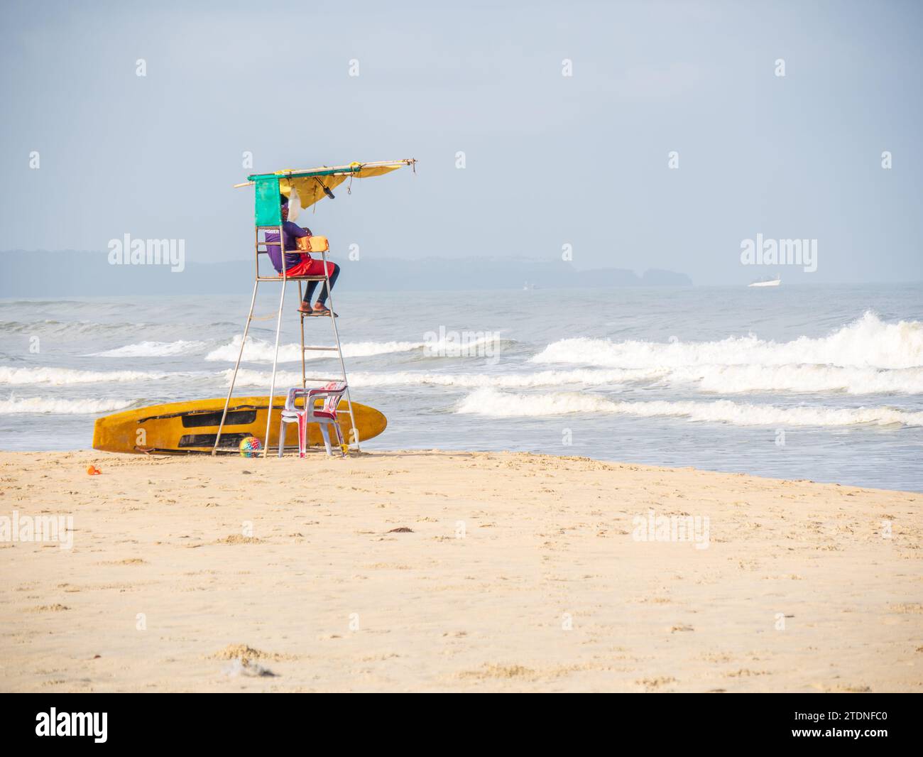 Goa, Indien - 22. Mai 2022: Rettungsschwimmer am Bahnhof am Strand von South Goa. Stockfoto