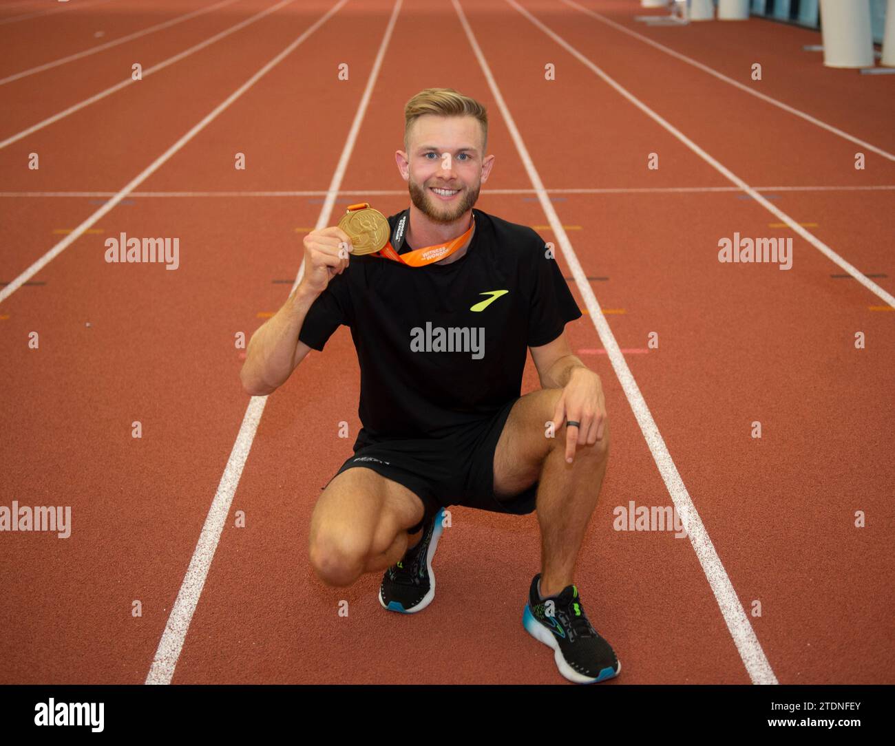 Der schottische Athlet Josh Kerr in Meadowbank, Edinburgh mit der Goldmedaille gewann er in den Herren 1500 m bei den Leichtathletik-Weltmeisterschaften in Budapest Stockfoto