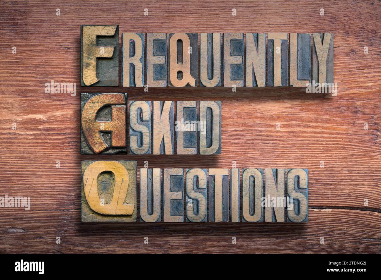 Abkürzung häufig gestellte Fragen kombiniert auf Vintage lackierter Holzoberfläche Stockfoto