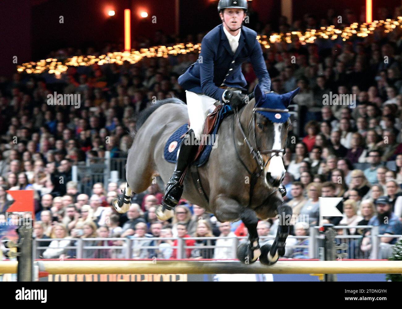 London, Großbritannien. Dezember 2023 London International Horse Show im Excel Centre London UK. Credit: Leo Mason ALAMY Live News & SportThe London Grand Prix Class A Show Jumping Ben Maher GBR Reiten Ginger-Blue Credit: Leo Mason Sports/Alamy Live News Stockfoto