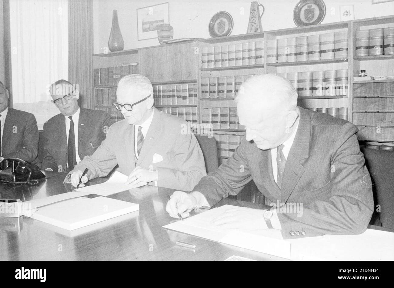 Signature Hoogovens, Hoogovens, 04-04-1967, Whizgle News from the Past, maßgeschneidert für die Zukunft. Erkunden Sie historische Geschichten, das Image der niederländischen Agentur aus einer modernen Perspektive, die die Lücke zwischen den Ereignissen von gestern und den Erkenntnissen von morgen überbrückt. Eine zeitlose Reise, die die Geschichten prägt, die unsere Zukunft prägen Stockfoto