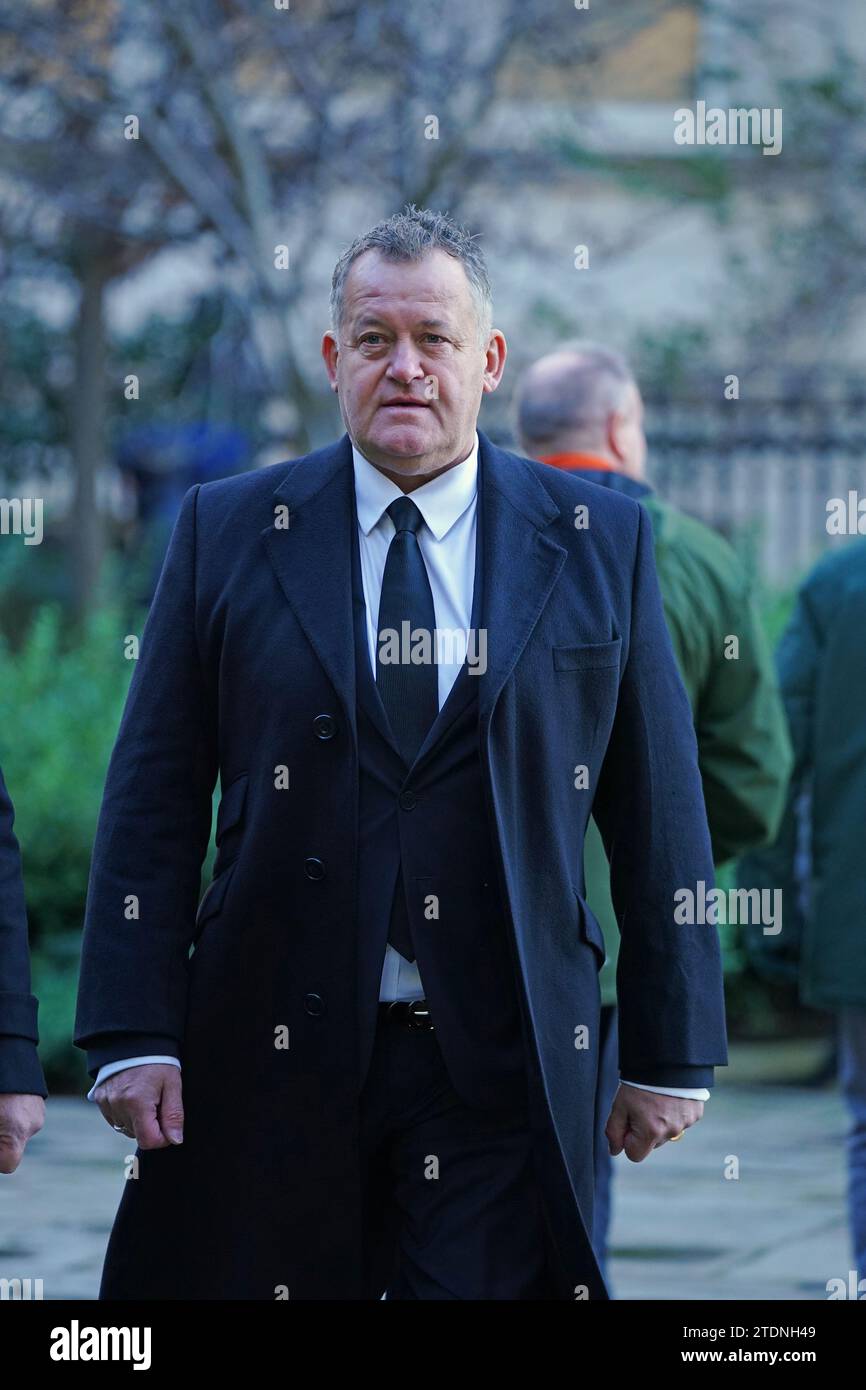 Der ehemalige Butler Paul Burrell nahm an der Beerdigung für den ehemaligen Schauspieler Dean Sullivan aus Brookside in der Liverpool Parish Church Teil (Our Lady and St Nicholas). Bekannt für die Rolle von Jimmy Corkhill in der Mersey TV-Soap, starb der Liverpudlian Schauspieler und Regisseur im Alter von 68 Jahren an einer „kurzen Krankheit“. Bilddatum: Dienstag, 19. Dezember 2023. Stockfoto