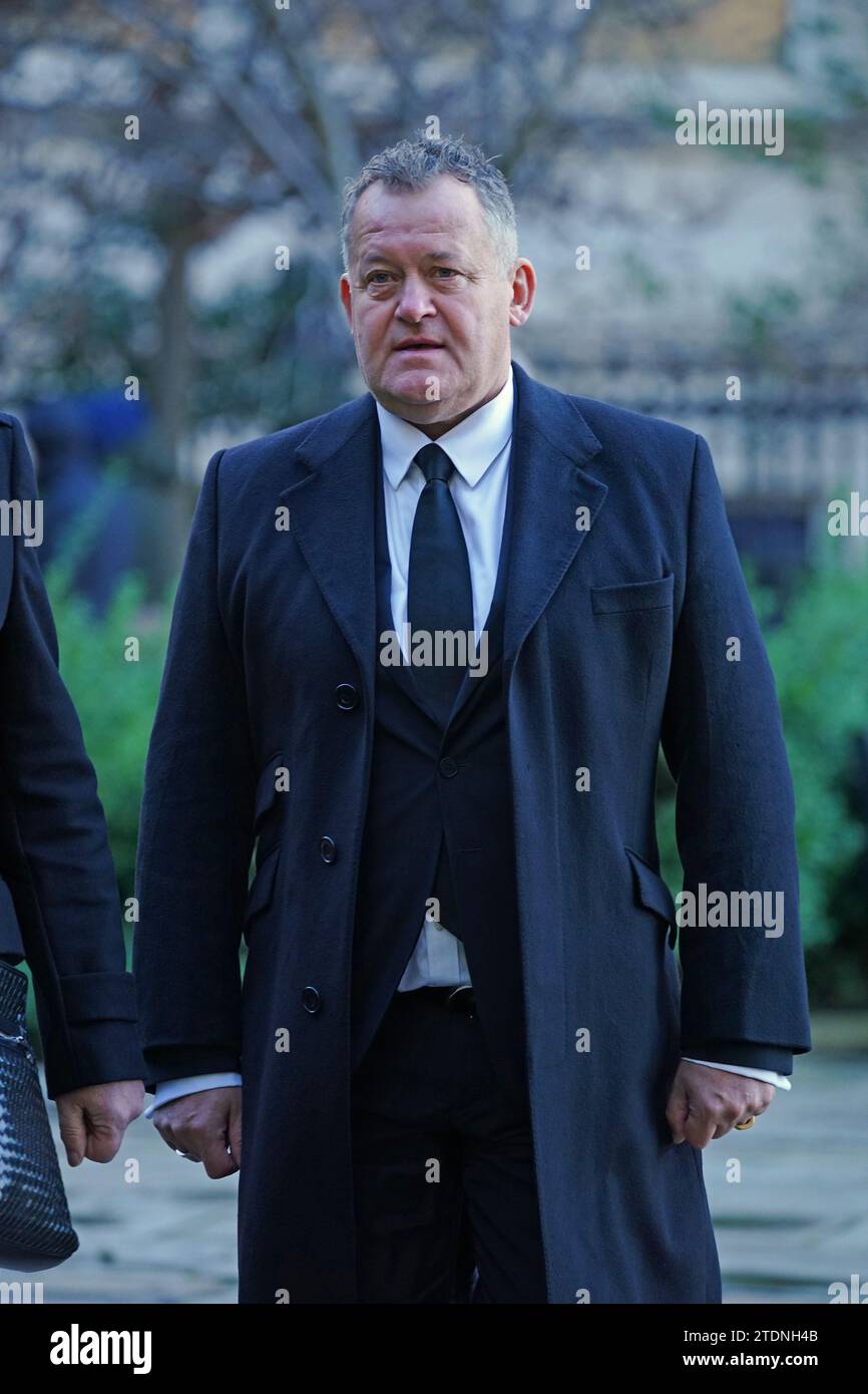 Der ehemalige Butler Paul Burrell nahm an der Beerdigung für den ehemaligen Schauspieler Dean Sullivan aus Brookside in der Liverpool Parish Church Teil (Our Lady and St Nicholas). Bekannt für die Rolle von Jimmy Corkhill in der Mersey TV-Soap, starb der Liverpudlian Schauspieler und Regisseur im Alter von 68 Jahren an einer „kurzen Krankheit“. Bilddatum: Dienstag, 19. Dezember 2023. Stockfoto