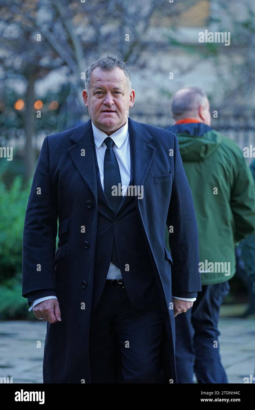 Der ehemalige Butler Paul Burrell nahm an der Beerdigung für den ehemaligen Schauspieler Dean Sullivan aus Brookside in der Liverpool Parish Church Teil (Our Lady and St Nicholas). Bekannt für die Rolle von Jimmy Corkhill in der Mersey TV-Soap, starb der Liverpudlian Schauspieler und Regisseur im Alter von 68 Jahren an einer „kurzen Krankheit“. Bilddatum: Dienstag, 19. Dezember 2023. Stockfoto