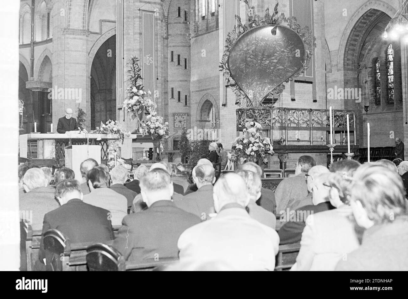 Vortragsleiter Black Cross in St. Bavo, Haarlem, Leidsevaart 146, Niederlande, Whizgle News from the Past, maßgeschneidert für die Zukunft. Erkunden Sie historische Geschichten, das Image der niederländischen Agentur aus einer modernen Perspektive, die die Lücke zwischen den Ereignissen von gestern und den Erkenntnissen von morgen überbrückt. Eine zeitlose Reise, die die Geschichten prägt, die unsere Zukunft prägen Stockfoto