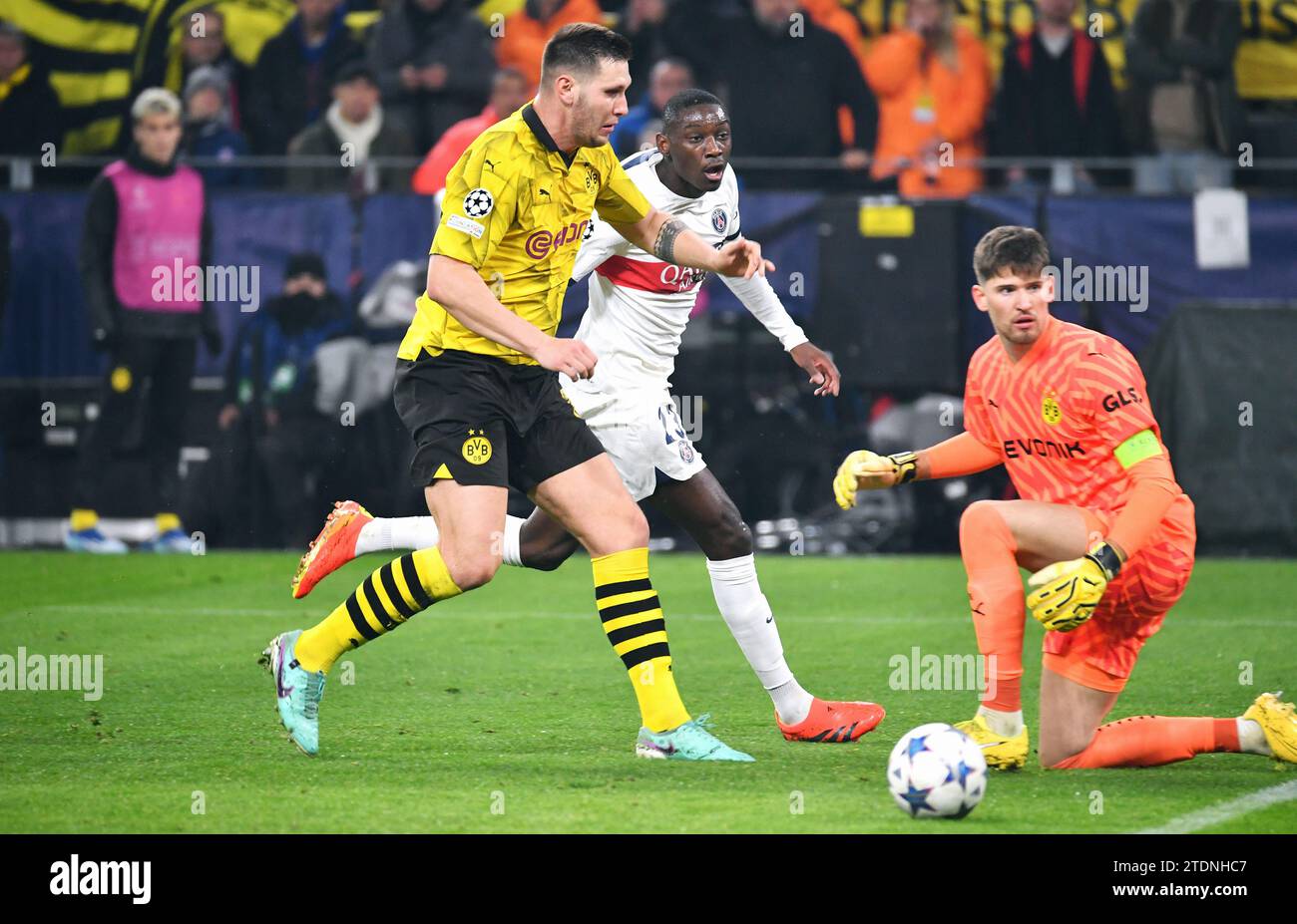 Champions League, Signal Iduna Park Dortmund: Borussia Dortmund gegen Paris Saint Germain; Niklas Süle (BVB), Randal Kolo Muani (PSG), Gregor Kobel (BVB) Stockfoto