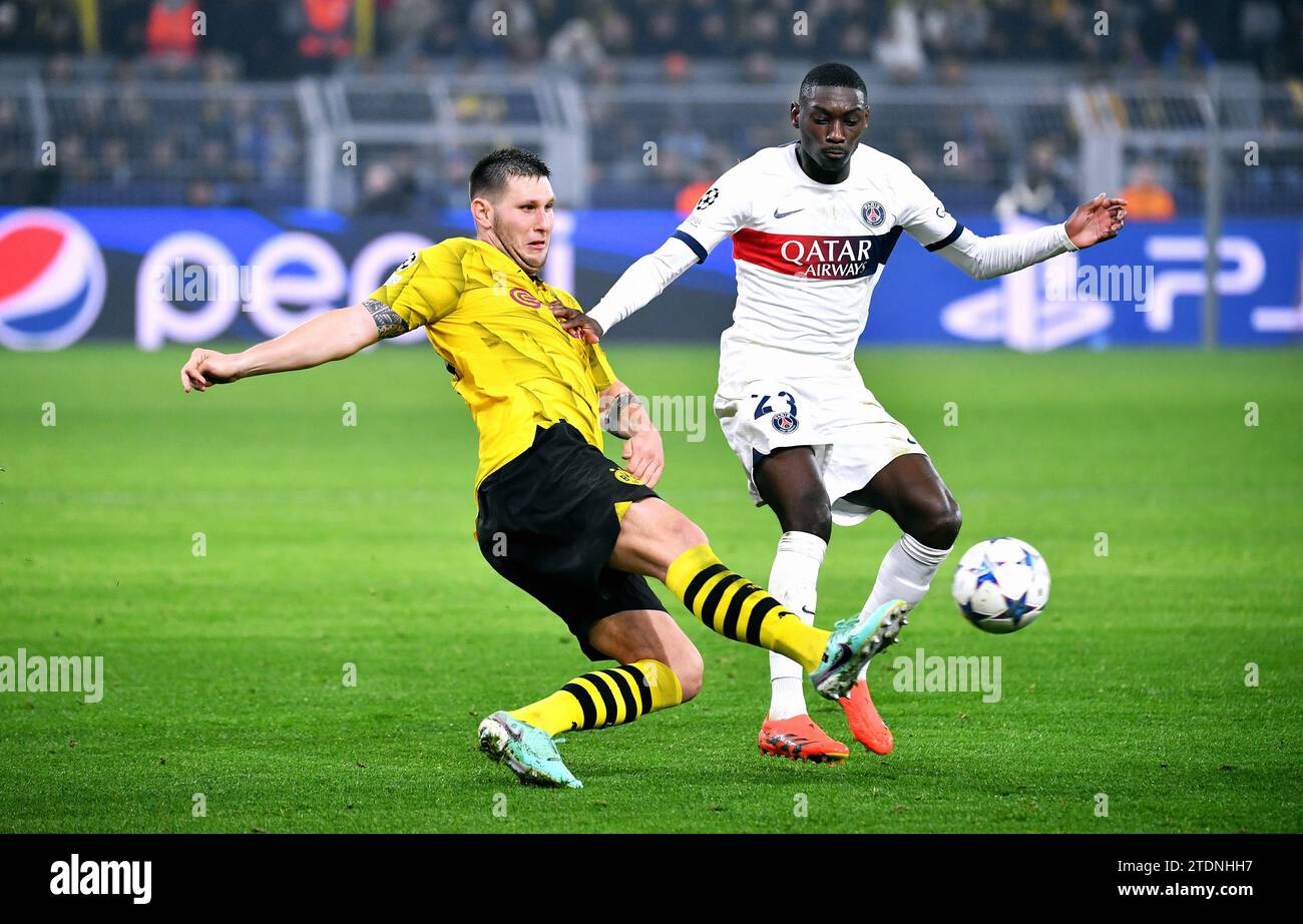 Champions League, Signal Iduna Park Dortmund: Borussia Dortmund gegen Paris Saint Germain; Randal Kolo Muani (PSG), Niklas Süle (BVB) Stockfoto