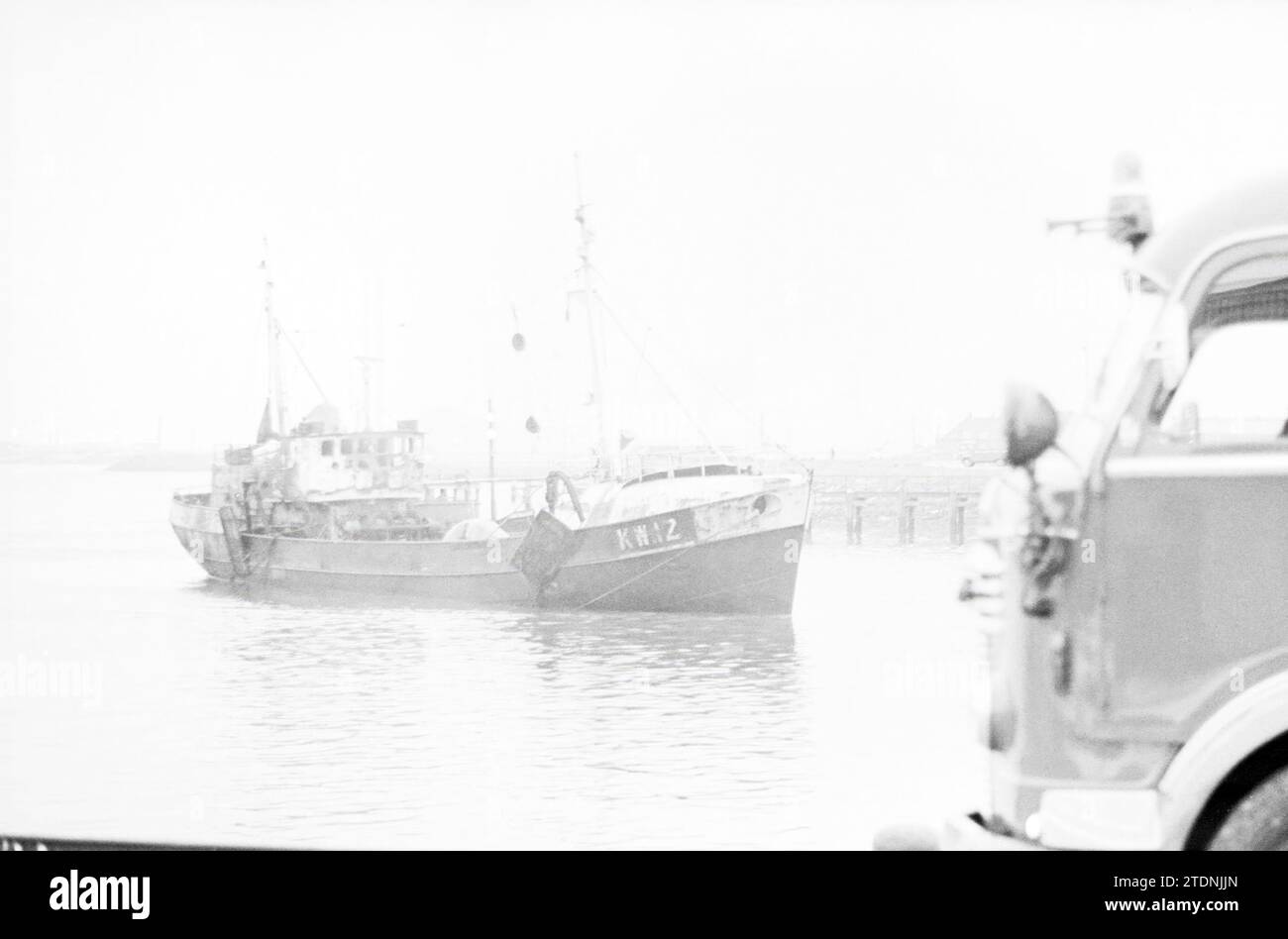 Das Katwijk-Schiff kW 12 wird nach einem Feuer auf See im Maschinenraum IJmuiden, Niederlande, in den Hafen von IJmuiden gezogen, Whizgle News aus der Vergangenheit, zugeschnitten auf die Zukunft. Erkunden Sie historische Geschichten, das Image der niederländischen Agentur aus einer modernen Perspektive, die die Lücke zwischen den Ereignissen von gestern und den Erkenntnissen von morgen überbrückt. Eine zeitlose Reise, die die Geschichten prägt, die unsere Zukunft prägen Stockfoto