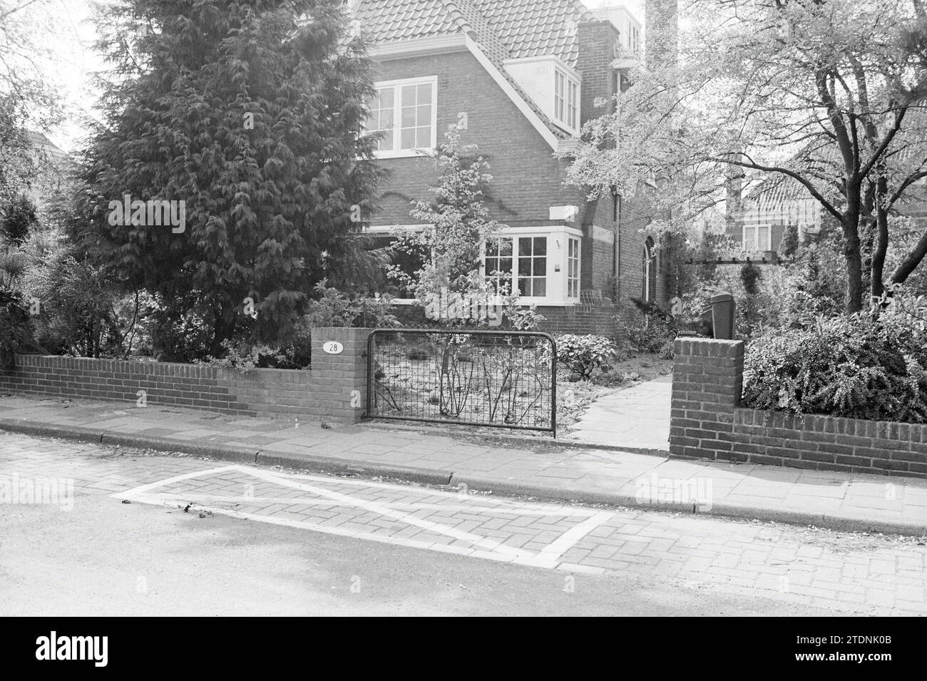 Externes Haus/Villa Haus Nr. 28, 00-05-1982, Whizgle News aus der Vergangenheit, zugeschnitten auf die Zukunft. Erkunden Sie historische Geschichten, das Image der niederländischen Agentur aus einer modernen Perspektive, die die Lücke zwischen den Ereignissen von gestern und den Erkenntnissen von morgen überbrückt. Eine zeitlose Reise, die die Geschichten prägt, die unsere Zukunft prägen Stockfoto