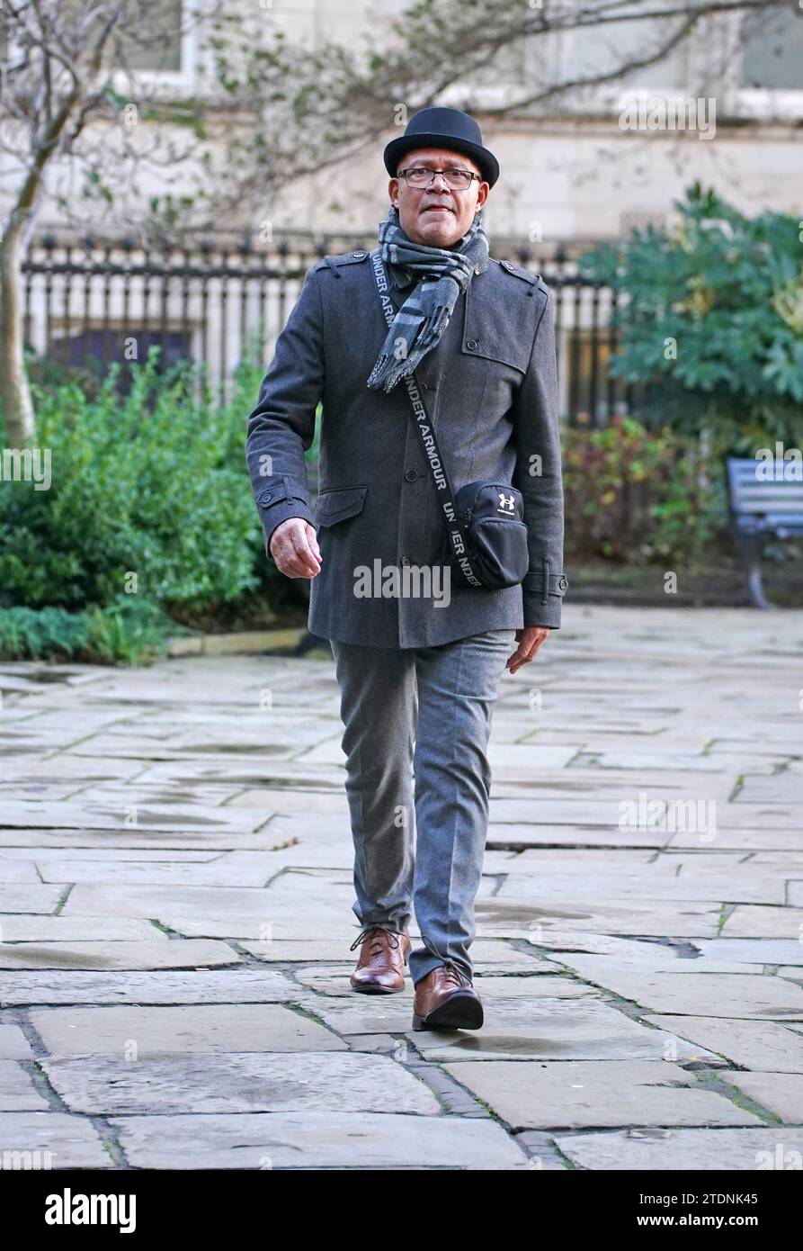 Schauspieler Louis Emerick nahm an der Beerdigung für den ehemaligen Brookside-Schauspieler Dean Sullivan in der Liverpool Parish Church (Our Lady and St Nicholas) Teil. Bekannt für die Rolle von Jimmy Corkhill in der Mersey TV-Soap, starb der Liverpudlian Schauspieler und Regisseur im Alter von 68 Jahren an einer „kurzen Krankheit“. Bilddatum: Dienstag, 19. Dezember 2023. Stockfoto
