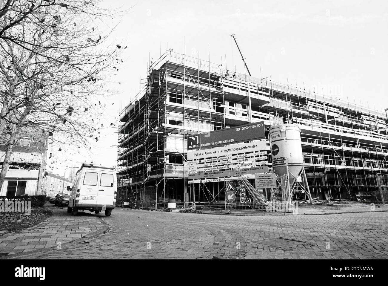 Neubaukomplex Petrus en Paulus, Haarlem, Niederlande, 17-11-1997, Whizgle News from the Past, zugeschnitten auf die Zukunft. Erkunden Sie historische Geschichten, das Image der niederländischen Agentur aus einer modernen Perspektive, die die Lücke zwischen den Ereignissen von gestern und den Erkenntnissen von morgen überbrückt. Eine zeitlose Reise, die die Geschichten prägt, die unsere Zukunft prägen Stockfoto