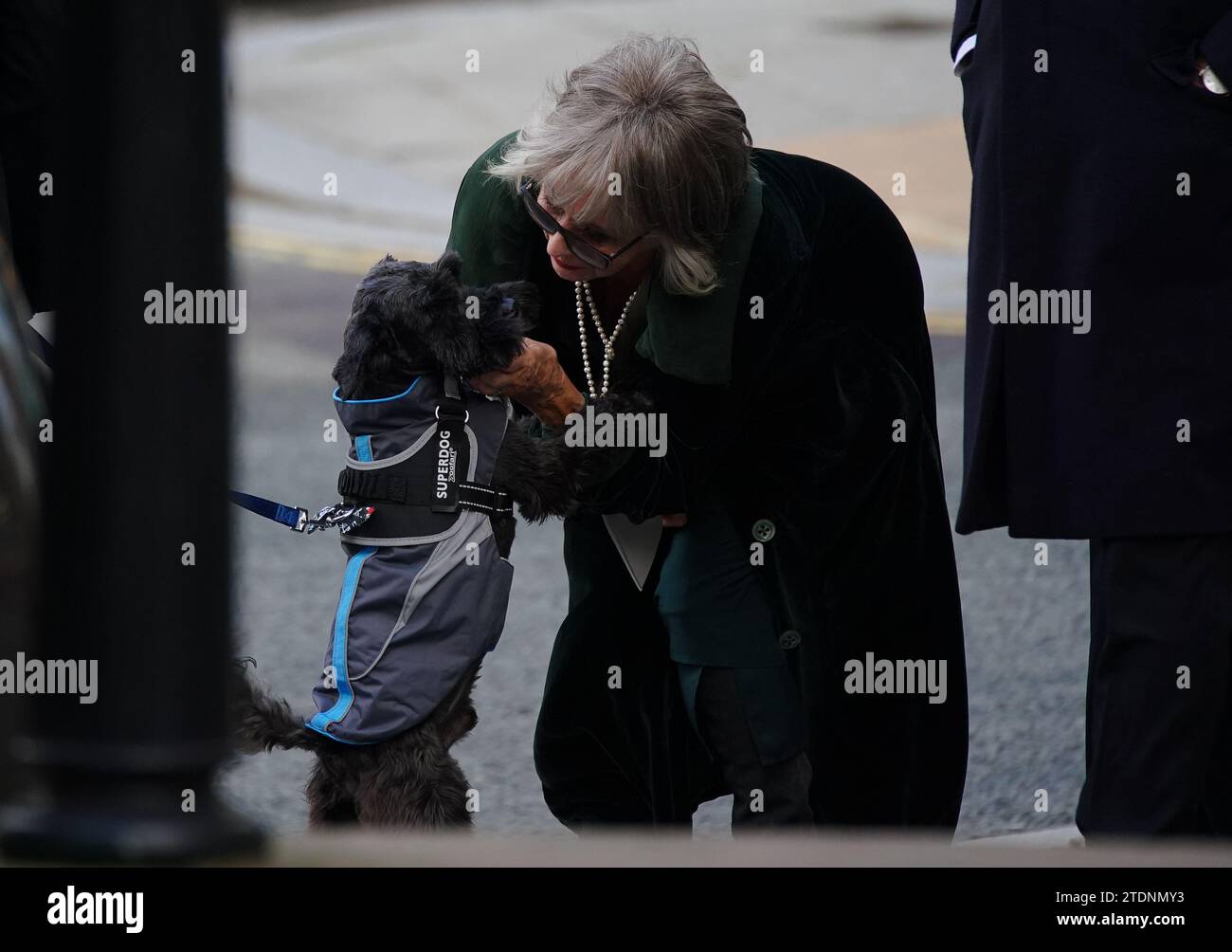 Schauspielerin Sue Johnston kommt zur Beerdigung des ehemaligen Schauspielers Dean Sullivan aus Brookside in der Liverpool Parish Church (Our Lady and St Nicholas). Bekannt für die Rolle von Jimmy Corkhill in der Mersey TV-Soap, starb der Liverpudlian Schauspieler und Regisseur im Alter von 68 Jahren an einer „kurzen Krankheit“. Bilddatum: Dienstag, 19. Dezember 2023. Stockfoto