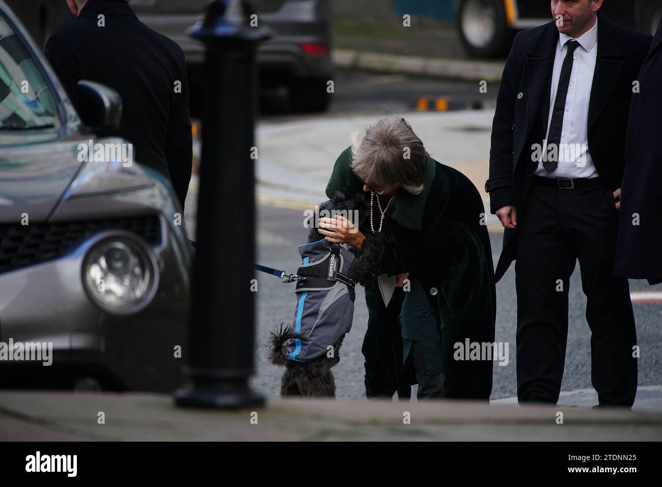 Die Schauspielerin Sue Johnston verfolgt Billy den Schnauzer, den ehemaligen Brookside-Schauspieler Dean Sullivan, als sie zu seiner Beerdigung für die Liverpool Parish Church (Our Lady and St Nicholas) kommt. Bekannt für die Rolle von Jimmy Corkhill in der Mersey TV-Soap, starb der Liverpudlian Schauspieler und Regisseur im Alter von 68 Jahren an einer „kurzen Krankheit“. Bilddatum: Dienstag, 19. Dezember 2023. Stockfoto
