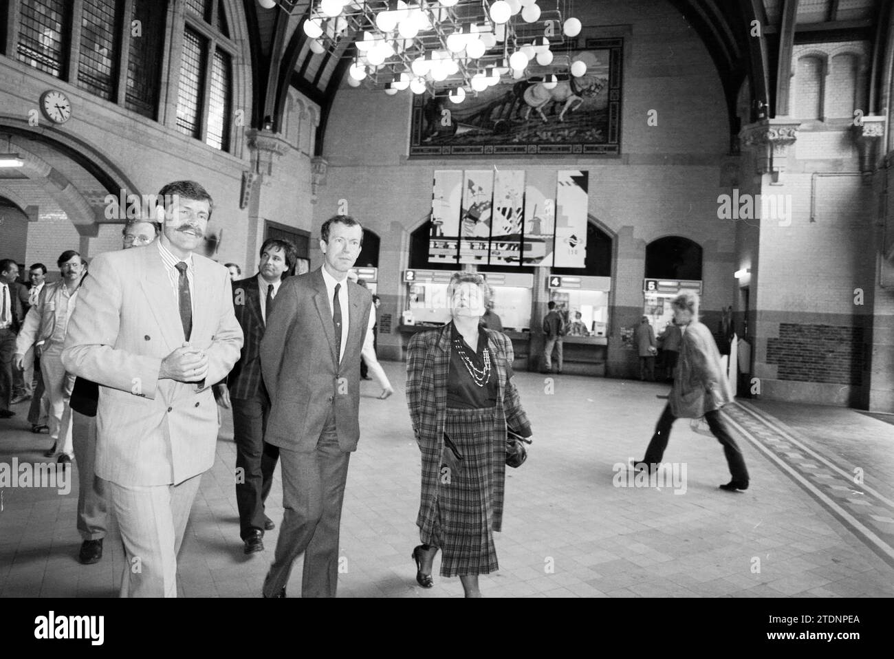 Eröffnung des Bahnhofs Haarlem, Eröffnung, Öffnungen, Inbetriebnahme, Station, Haarlem, Niederlande, 11-05-1989, Whizgle News from the Past, maßgeschneidert für die Zukunft. Erkunden Sie historische Geschichten, das Image der niederländischen Agentur aus einer modernen Perspektive, die die Lücke zwischen den Ereignissen von gestern und den Erkenntnissen von morgen überbrückt. Eine zeitlose Reise, die die Geschichten prägt, die unsere Zukunft prägen Stockfoto