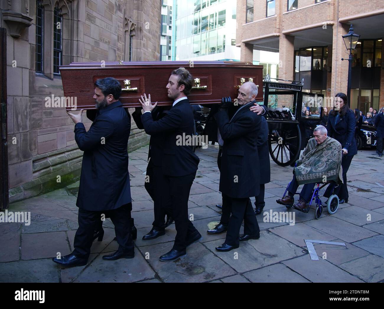 Pall-Träger tragen den Sarg zur Beerdigung des ehemaligen Schauspielers Dean Sullivan aus Brookside in der Liverpool Parish Church (Our Lady and St Nicholas). Bekannt für die Rolle von Jimmy Corkhill in der Mersey TV-Soap, starb der Liverpudlian Schauspieler und Regisseur im Alter von 68 Jahren an einer „kurzen Krankheit“. Bilddatum: Dienstag, 19. Dezember 2023. Stockfoto
