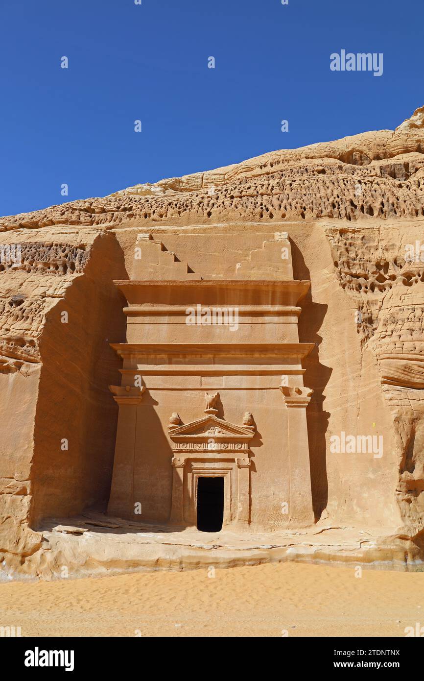 Eines der monumentalen Nabatäergräber in Jabal Banat, das die antike Stadt Hegra umgibt Stockfoto