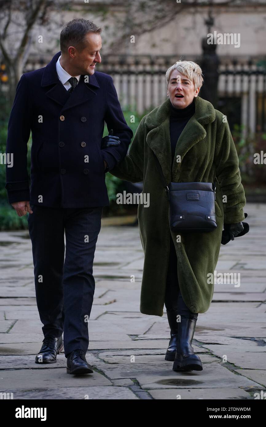Die Trauernden kommen zur Beerdigung des ehemaligen Schauspielers Dean Sullivan aus Brookside in der Liverpool Parish Church (Our Lady and St Nicholas). Bekannt für die Rolle von Jimmy Corkhill in der Mersey TV-Soap, starb der Liverpudlian Schauspieler und Regisseur im Alter von 68 Jahren an einer „kurzen Krankheit“. Bilddatum: Dienstag, 19. Dezember 2023. Stockfoto