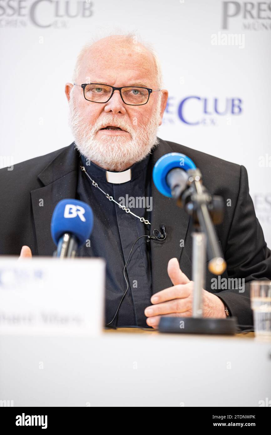 München, Deutschland. Dezember 2023. Kardinal Reinhard Marx am 19.12.2023 im Presseclub München im Gespräch zum Thema hat die Kirche die Kraft zur rettenden Reform? -- Kardinal Reinhard Marx am 19. Dezember 2023 im Presseclub München in einer Diskussion zum Thema hat die Kirche die Kraft für eine Sparreform? (Foto: Alexander Pohl/SIPA USA) Credit: SIPA USA/Alamy Live News Stockfoto