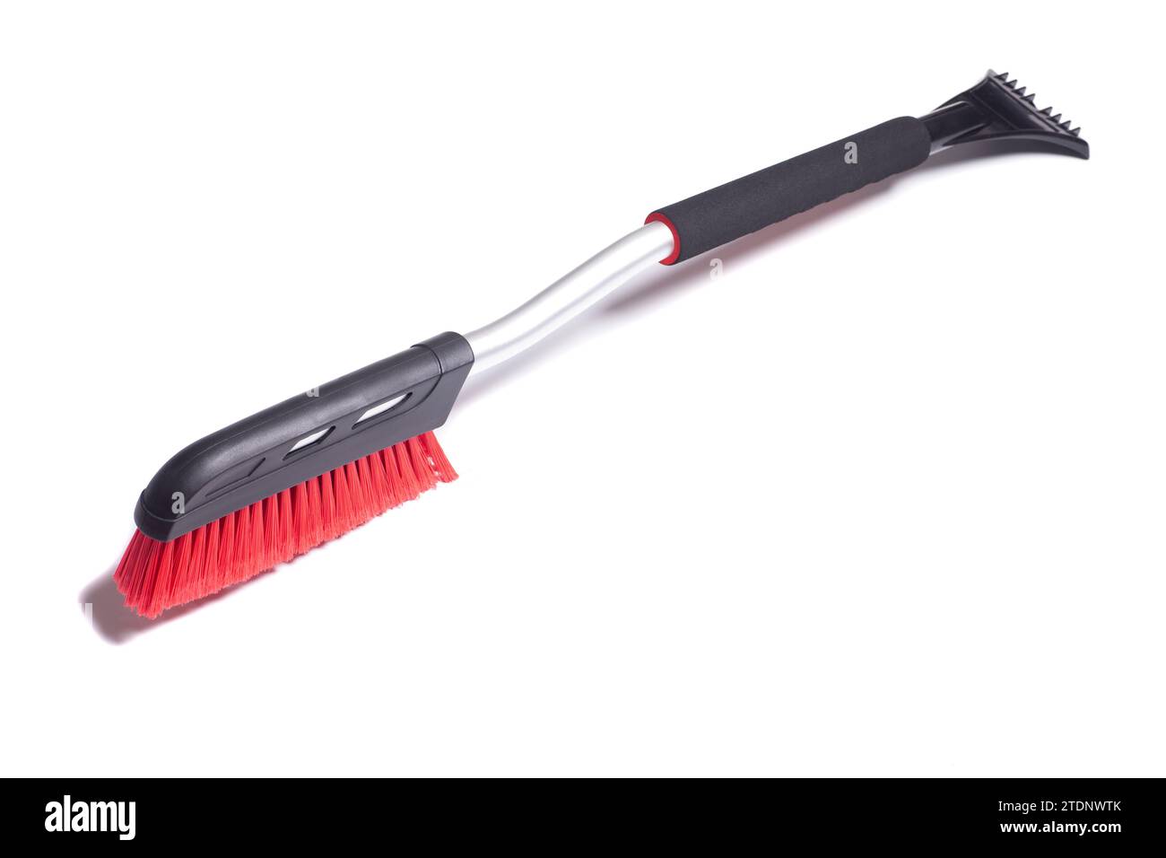 Autobürste mit einem Schaber zur Reinigung des Autos im Winter auf Schnee und Eis, isoliert auf weiß Stockfoto