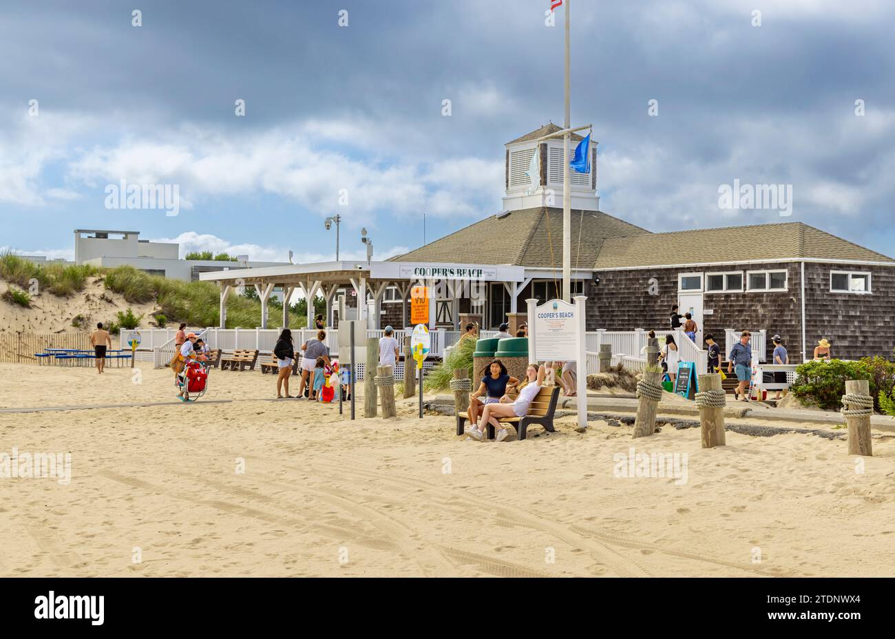 Leute an einem Sommertag am Copers Beach Stockfoto