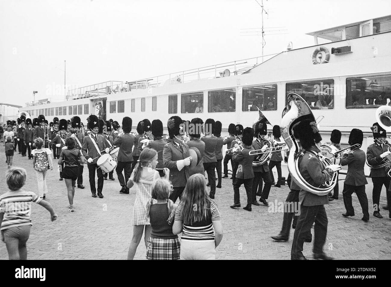 Arrival Henry Dunant, Stadtrat, 17-08-1973, Whizgle News aus der Vergangenheit, zugeschnitten auf die Zukunft. Erkunden Sie historische Geschichten, das Image der niederländischen Agentur aus einer modernen Perspektive, die die Lücke zwischen den Ereignissen von gestern und den Erkenntnissen von morgen überbrückt. Eine zeitlose Reise, die die Geschichten prägt, die unsere Zukunft prägen Stockfoto