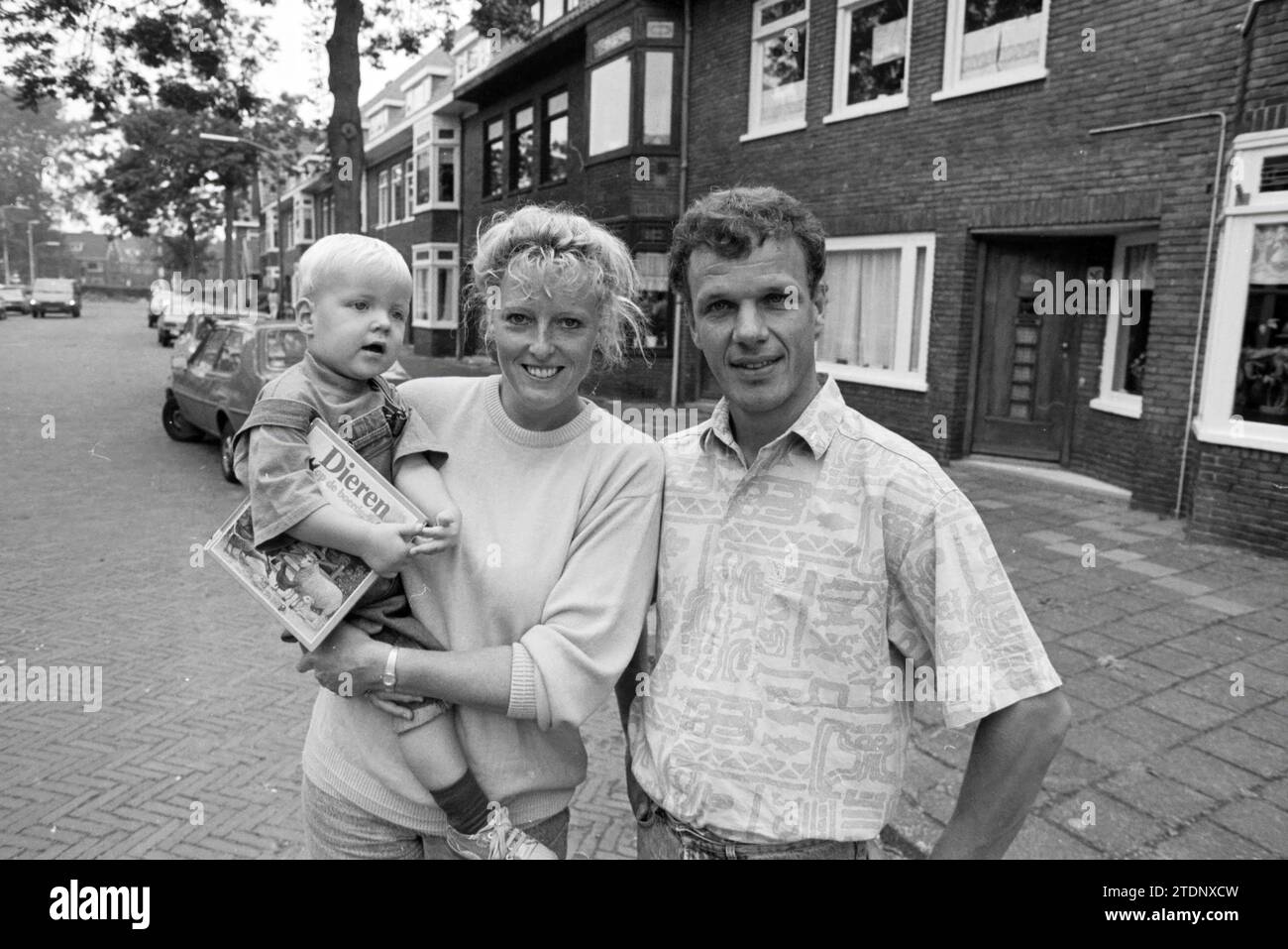 Die Familie von Ad Koops, einem Lehrer in Saudi-Arabien, 22-08-1990, Whizgle News from the Past, zugeschnitten auf die Zukunft. Erkunden Sie historische Geschichten, das Image der niederländischen Agentur aus einer modernen Perspektive, die die Lücke zwischen den Ereignissen von gestern und den Erkenntnissen von morgen überbrückt. Eine zeitlose Reise, die die Geschichten prägt, die unsere Zukunft prägen Stockfoto