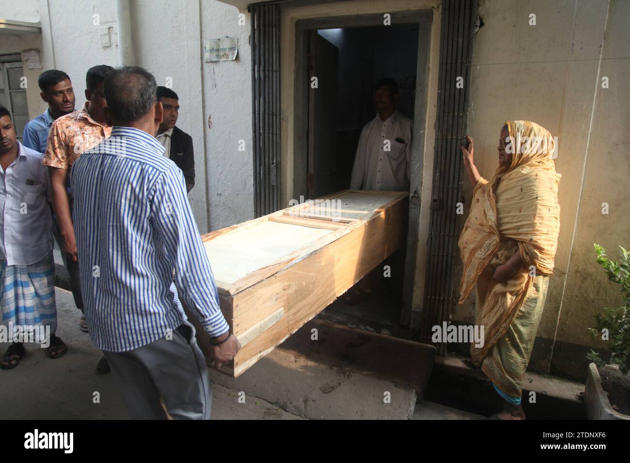 Dhaka Bangladesch 19. Dezember 2023, sie starben nach fünf Uhr morgens am Dienstag im Mohanganj Express am Bahnhof Tejgaon in der Hauptstadt. 2 m Stockfoto