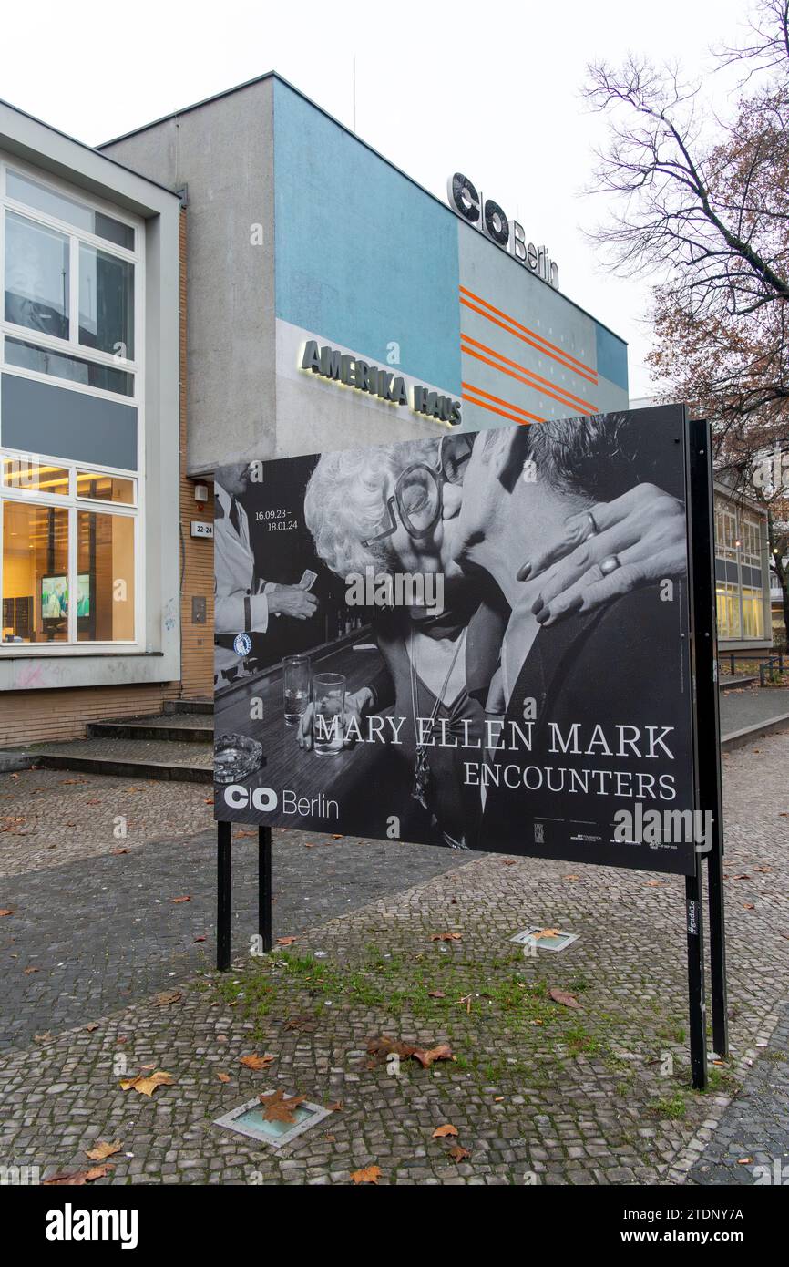 C O Berlin Fotogalerie im Amerika Haus (America House), Berlin, Deutschland, mit einer Werbetafel vor der Ausstellung Mary Ellen Mark Encounters Stockfoto