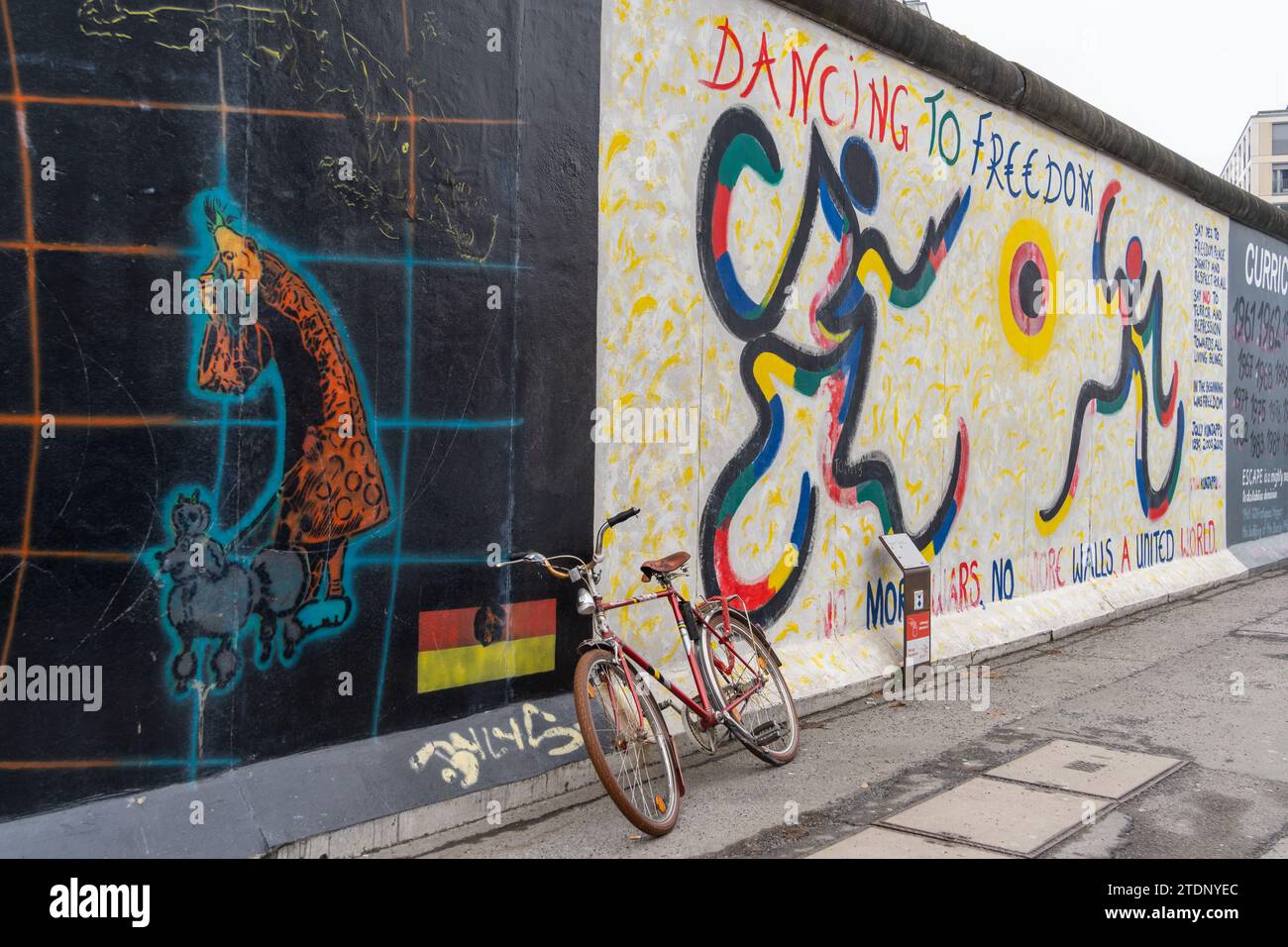 East Side Gallery – Auftragswerke entlang eines Abschnitts der Berliner Mauer, Berlin, Deutschland. Stockfoto