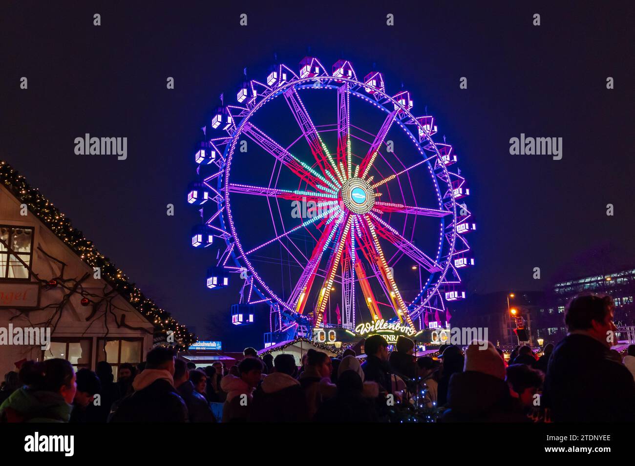 Berliner Weihnachtszeit im Roten Rathaus - ein traditioneller deutscher Weihnachtsmarkt in Berlin mit Riesenrad. Stockfoto