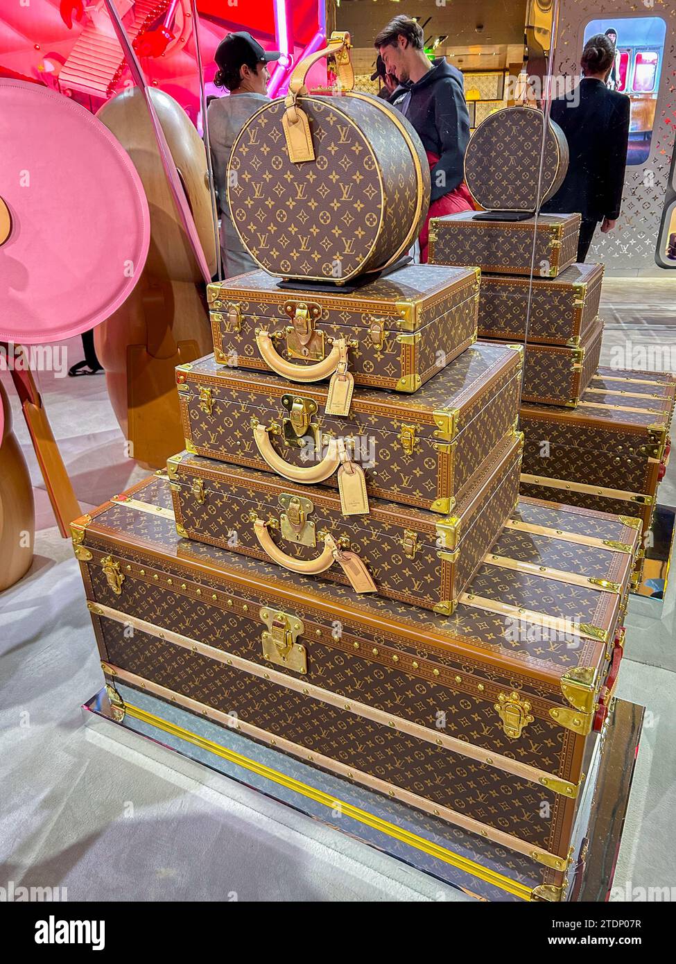 Paris, Frankreich, Innenausstellung, „Louis Vuitton“ LVMH Luxury Store auf der Ave. Champs-Elysees, Luxus-Design-Koffer, Logo, exklusive Konsumgüter, Stockfoto