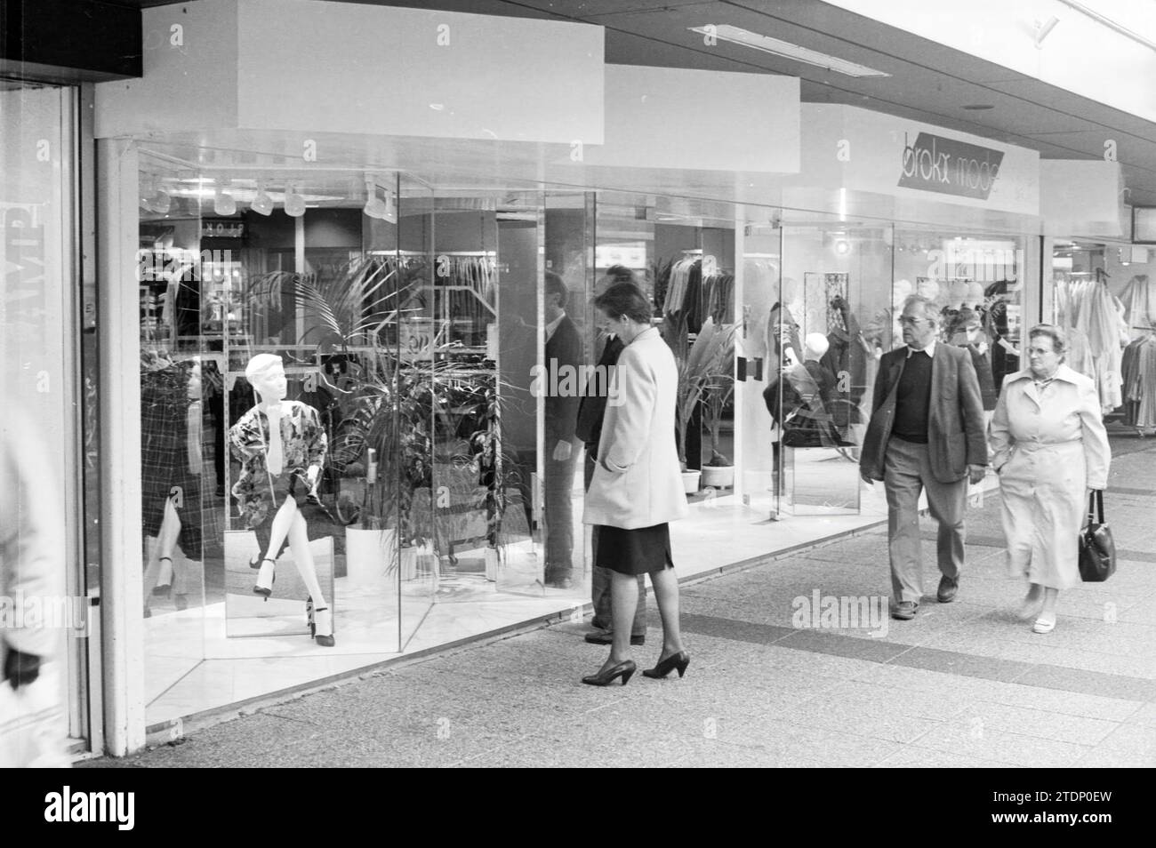 Broks Women's Fashion, Shops and Kiosks, 11.10.1988, Whizgle News from the Past, Tailored for the Future. Erkunden Sie historische Geschichten, das Image der niederländischen Agentur aus einer modernen Perspektive, die die Lücke zwischen den Ereignissen von gestern und den Erkenntnissen von morgen überbrückt. Eine zeitlose Reise, die die Geschichten prägt, die unsere Zukunft prägen Stockfoto