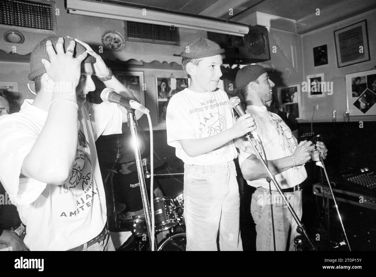 Themenabend „Sie können das heute auf der Bühne machen“ in Taverna Imperial, Korte Veerstraat 3, Haarlem, Korte Veerstraat, Niederlande, 12-05-1995, Whizgle News aus der Vergangenheit, zugeschnitten auf die Zukunft. Erkunden Sie historische Geschichten, das Image der niederländischen Agentur aus einer modernen Perspektive, die die Lücke zwischen den Ereignissen von gestern und den Erkenntnissen von morgen überbrückt. Eine zeitlose Reise, die die Geschichten prägt, die unsere Zukunft prägen Stockfoto