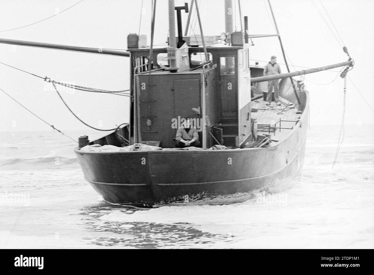 Garnelenfischer auf Zandvoort Beach, BR 22 und TH 32, Strand und Strände, Schiffe, 20-05-1963, Whizgle News from the Past, zugeschnitten auf die Zukunft. Erkunden Sie historische Geschichten, das Image der niederländischen Agentur aus einer modernen Perspektive, die die Lücke zwischen den Ereignissen von gestern und den Erkenntnissen von morgen überbrückt. Eine zeitlose Reise, die die Geschichten prägt, die unsere Zukunft prägen Stockfoto