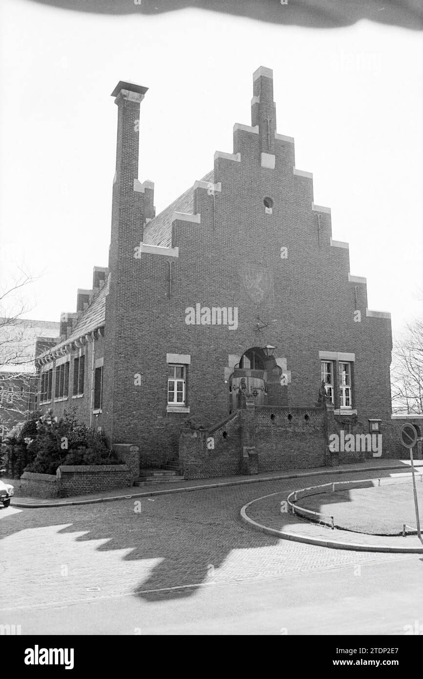 Erw. Noordwijkerhout Rathaus, Noordwijkerhout, Herenweg 4, 20-04-1973, Whizgle News from the Past, maßgeschneidert für die Zukunft. Erkunden Sie historische Geschichten, das Image der niederländischen Agentur aus einer modernen Perspektive, die die Lücke zwischen den Ereignissen von gestern und den Erkenntnissen von morgen überbrückt. Eine zeitlose Reise, die die Geschichten prägt, die unsere Zukunft prägen Stockfoto