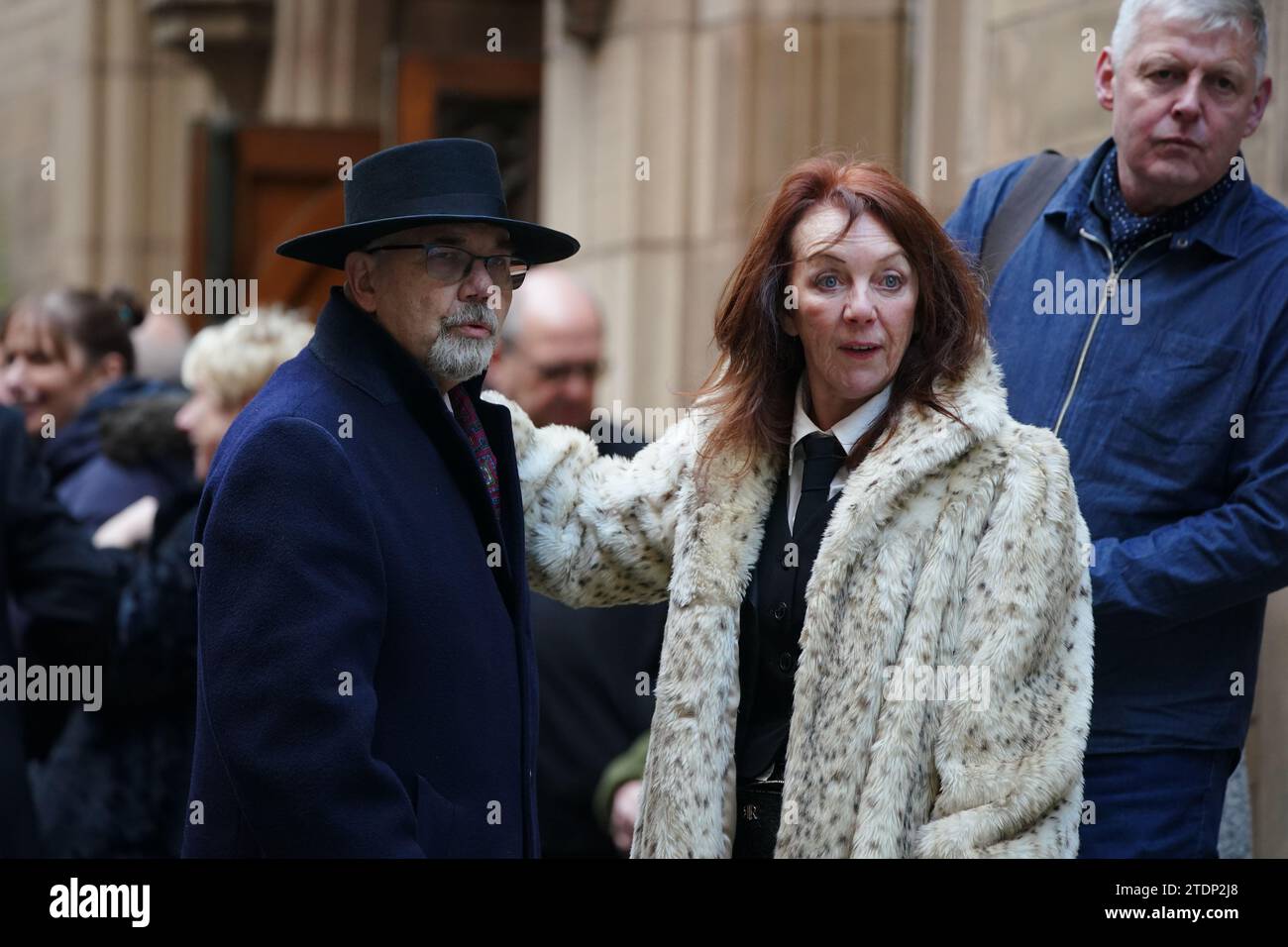 Schauspielerin Pauline Fleming (rechts), die an der Beerdigung für den ehemaligen Schauspieler Dean Sullivan aus Brookside in der Liverpool Parish Church (Our Lady and St Nicholas) teilnahm. Bekannt für die Rolle von Jimmy Corkhill in der Mersey TV-Soap, starb der Liverpudlian Schauspieler und Regisseur im Alter von 68 Jahren an einer „kurzen Krankheit“. Bilddatum: Dienstag, 19. Dezember 2023. Stockfoto