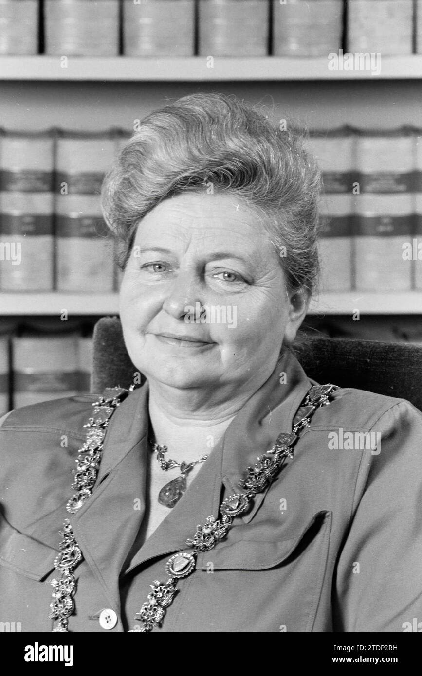 Bürgermeister Elisabeth Schmitz Gemeinde Haarlem, Haarlem, Niederlande, 00-08-1990, Whizgle News aus der Vergangenheit, zugeschnitten auf die Zukunft. Erkunden Sie historische Geschichten, das Image der niederländischen Agentur aus einer modernen Perspektive, die die Lücke zwischen den Ereignissen von gestern und den Erkenntnissen von morgen überbrückt. Eine zeitlose Reise, die die Geschichten prägt, die unsere Zukunft prägen Stockfoto