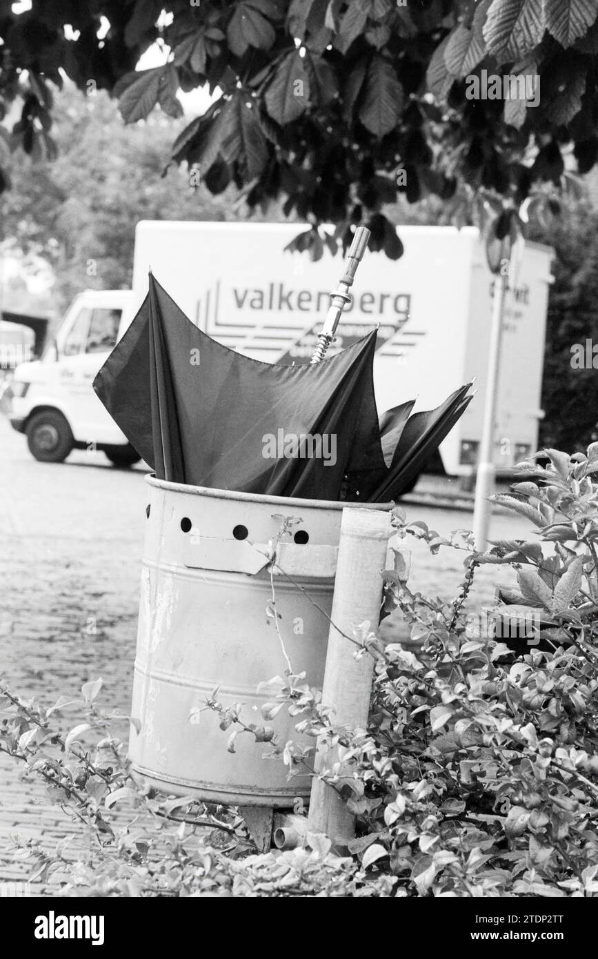 Regenschirm in Mülleimer, Verschiedenes, 02-08-1989, Whizgle News aus der Vergangenheit, maßgeschneidert für die Zukunft. Erkunden Sie historische Geschichten, das Image der niederländischen Agentur aus einer modernen Perspektive, die die Lücke zwischen den Ereignissen von gestern und den Erkenntnissen von morgen überbrückt. Eine zeitlose Reise, die die Geschichten prägt, die unsere Zukunft prägen Stockfoto