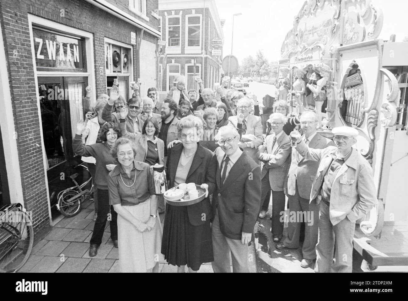Miep v.d. Mark, Café de Witte Zwaan, Kinderhuisvest 53, Haarlem, Kinderhuisvest, Niederlande, 30-05-1980, Whizgle News aus der Vergangenheit, zugeschnitten auf die Zukunft. Erkunden Sie historische Geschichten, das Image der niederländischen Agentur aus einer modernen Perspektive, die die Lücke zwischen den Ereignissen von gestern und den Erkenntnissen von morgen überbrückt. Eine zeitlose Reise, die die Geschichten prägt, die unsere Zukunft prägen Stockfoto