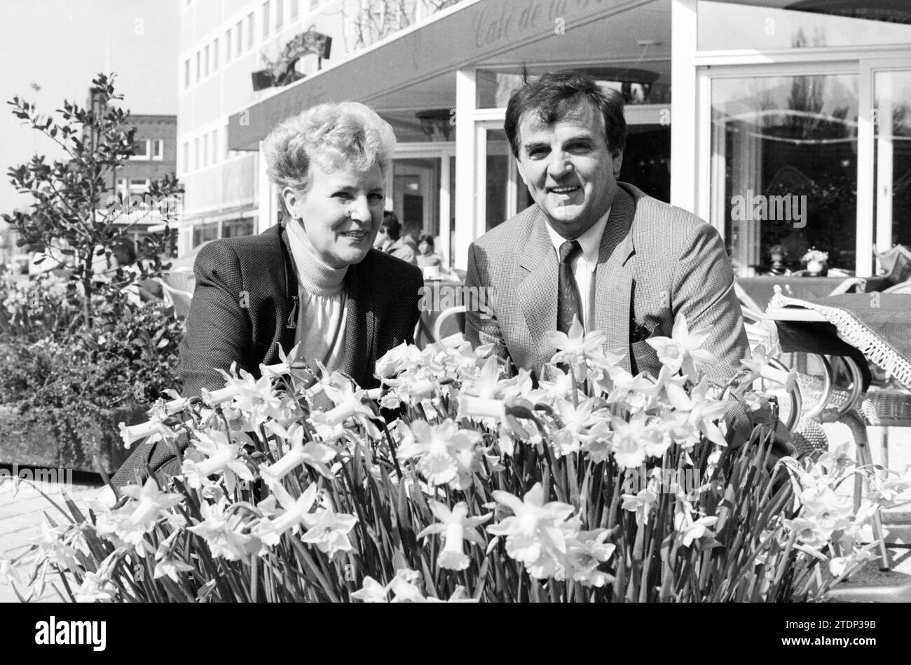 Mann und Frau vor dem Café de la Paix (im Zusammenhang mit der Frühlingsmesse), Haarlem, Niederlande, 30-03-1990, Whizgle News from the Past, Zukunftsvision. Erkunden Sie historische Geschichten, das Image der niederländischen Agentur aus einer modernen Perspektive, die die Lücke zwischen den Ereignissen von gestern und den Erkenntnissen von morgen überbrückt. Eine zeitlose Reise, die die Geschichten prägt, die unsere Zukunft prägen Stockfoto