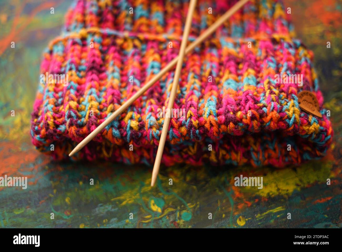 Strickkonzept. Wollnadeln und bunte Wolle. Stockfoto