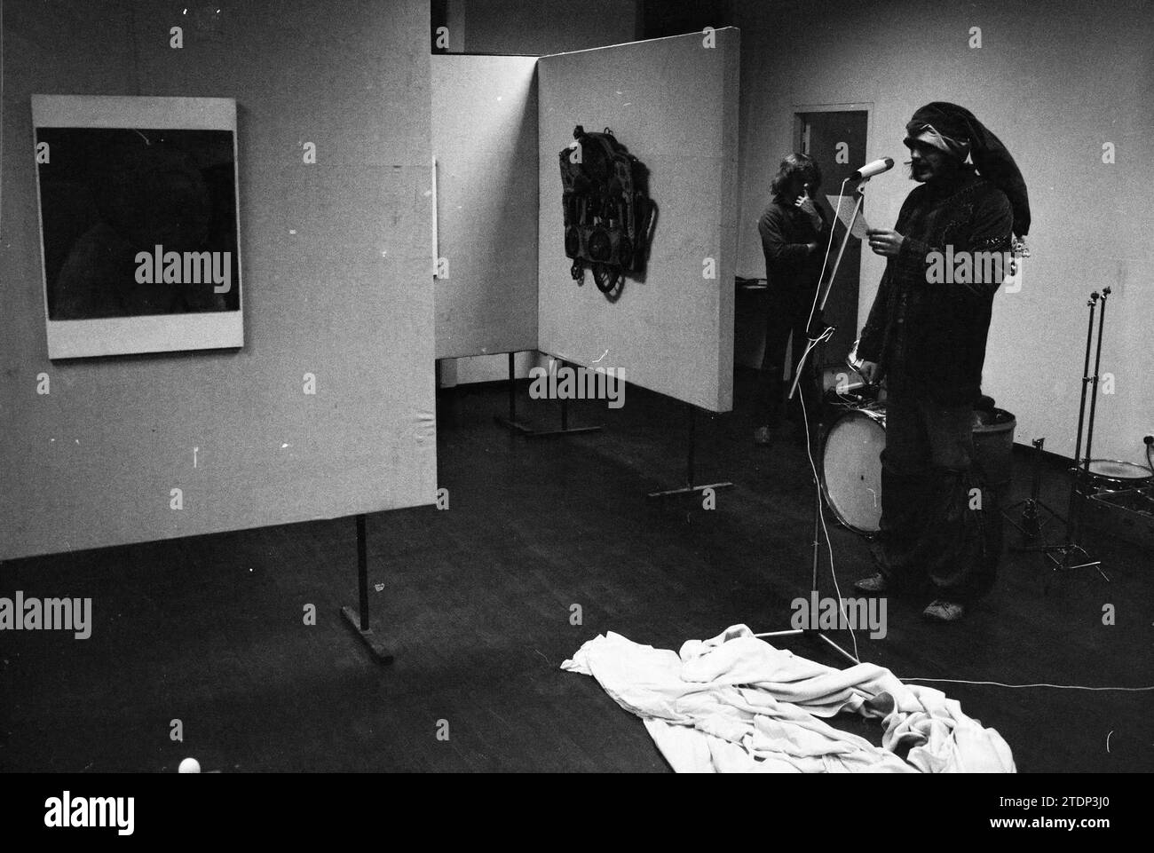 Performing Artist at Work, 26-10-1973, Whizgle News from the Past, Tailored for the Future. Erkunden Sie historische Geschichten, das Image der niederländischen Agentur aus einer modernen Perspektive, die die Lücke zwischen den Ereignissen von gestern und den Erkenntnissen von morgen überbrückt. Eine zeitlose Reise, die die Geschichten prägt, die unsere Zukunft prägen Stockfoto