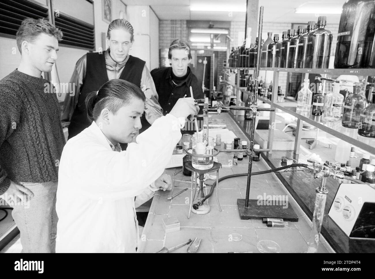 Open Day Process Technology, IJmuiden College, IJmuiden, Niederlande, 03-11-1995, Whizgle News aus der Vergangenheit, zugeschnitten auf die Zukunft. Erkunden Sie historische Geschichten, das Image der niederländischen Agentur aus einer modernen Perspektive, die die Lücke zwischen den Ereignissen von gestern und den Erkenntnissen von morgen überbrückt. Eine zeitlose Reise, die die Geschichten prägt, die unsere Zukunft prägen Stockfoto