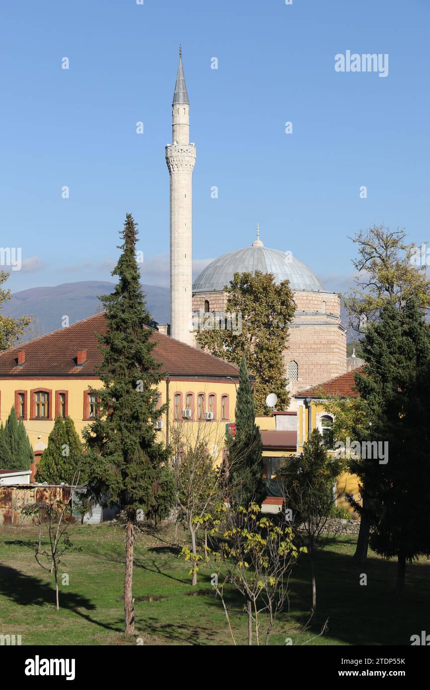 Die Mustafa Pascha Moschee ist eine Moschee aus der osmanischen Ära, die sich auf dem Alten Basar von Skopje in Nordmazedonien befindet. Das Gebäude steht auf einem Plateau über dem alten Basar, der 1492 von Mustafa Pascha, dem späteren Wesir am Hof von Sultan Selim I. (1512–1520), erbaut wurde. Die Moschee ist weitgehend intakt von ihrem ursprünglichen Zustand, und im Laufe der Jahre wurden keine Ergänzungen vorgenommen. Die Leiche von Umi, der Tochter von Mustafa Pascha, ist in der Türbe neben der Moschee begraben. Stockfoto