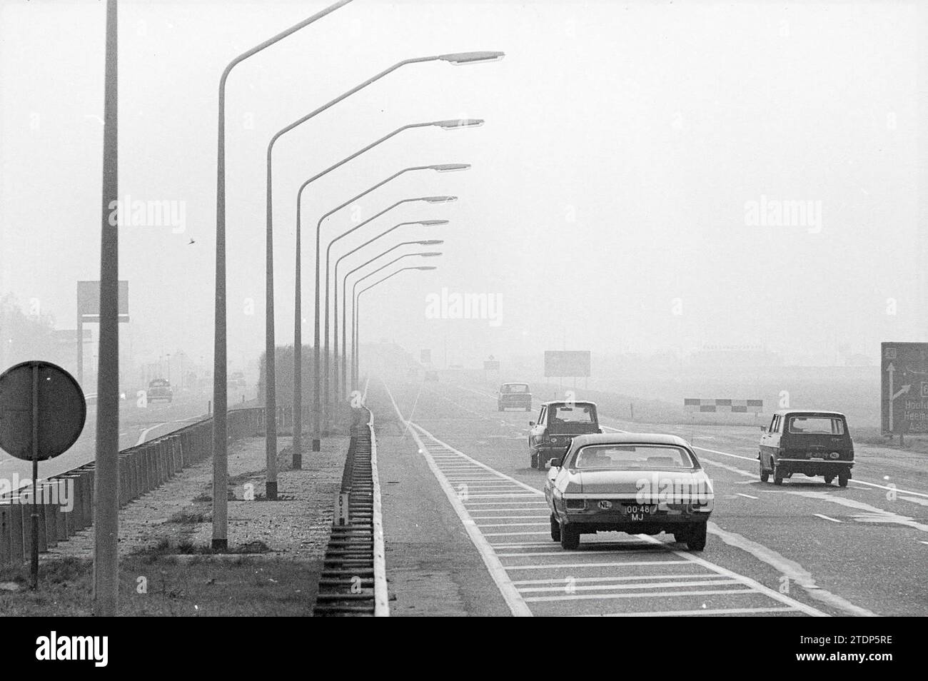Bericht Rijksweg 4 (jetzt A4), Straßen, Straßenbau, Straßenpflanzung, Bericht, 12-10-1970, Whizgle News aus der Vergangenheit, zugeschnitten auf die Zukunft. Erkunden Sie historische Geschichten, das Image der niederländischen Agentur aus einer modernen Perspektive, die die Lücke zwischen den Ereignissen von gestern und den Erkenntnissen von morgen überbrückt. Eine zeitlose Reise, die die Geschichten prägt, die unsere Zukunft prägen Stockfoto