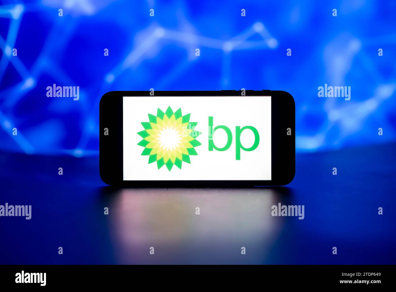 Indien. Dezember 2023. In dieser Abbildung ist das British Petroleum Logo auf einem Mobiltelefon zu sehen. (Foto von Idrees Abbas/SOPA Images/SIPA USA) *** ausschließlich für redaktionelle Nachrichten *** Credit: SIPA USA/Alamy Live News Stockfoto